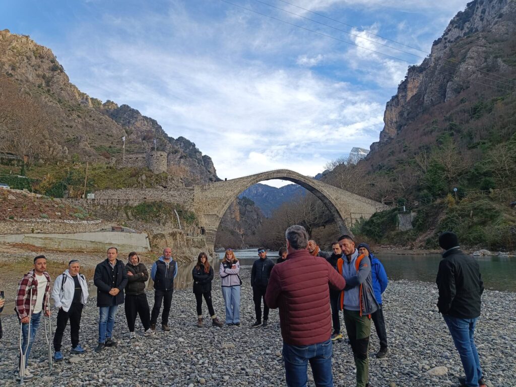 Η ΕΟΠ με τους σπουδαστές Συνοδούς Βουνού της ΣΑΕΚ Κόνιτσας στο Γεωπάρκο Βίκου-Αώου