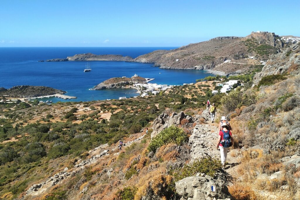 Πεζοπόροι στα μονοπάτια των Κυθήρων, που έφτιαξε το ΚΙΠΑ