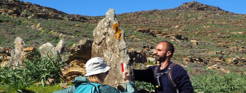 Πεζοπόροι που σηματοδοτούν μονοπάτι σύμφωνα με τις προδιαγραφές της νομοθεσίας