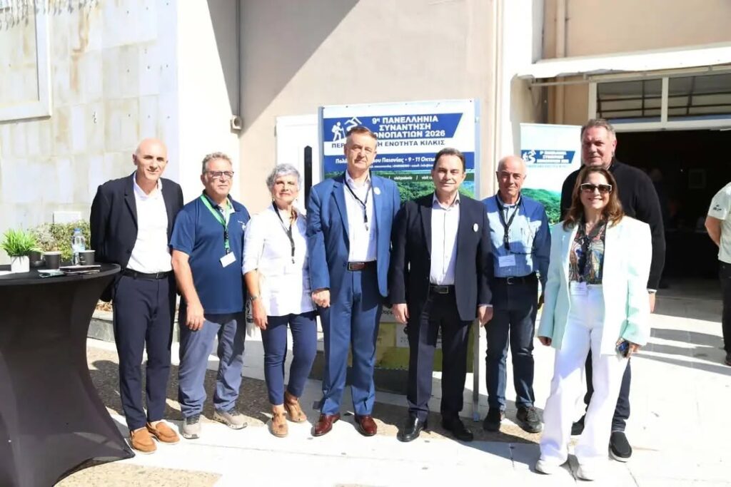 Εκπρόσωποι της Ελληνικής Ομοσπονδίας Πεζοπορίας και επίσημοι προσκεκλημένοι στην είσοδο της 9ης Πανελλήνιας Συνάντησης Μονοπατιών στο Πολύκαστρο Παιονίας